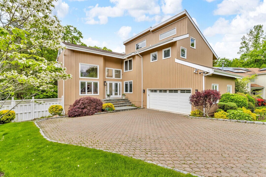 5 Deer Run in Rye Brook, NY - Building Photo