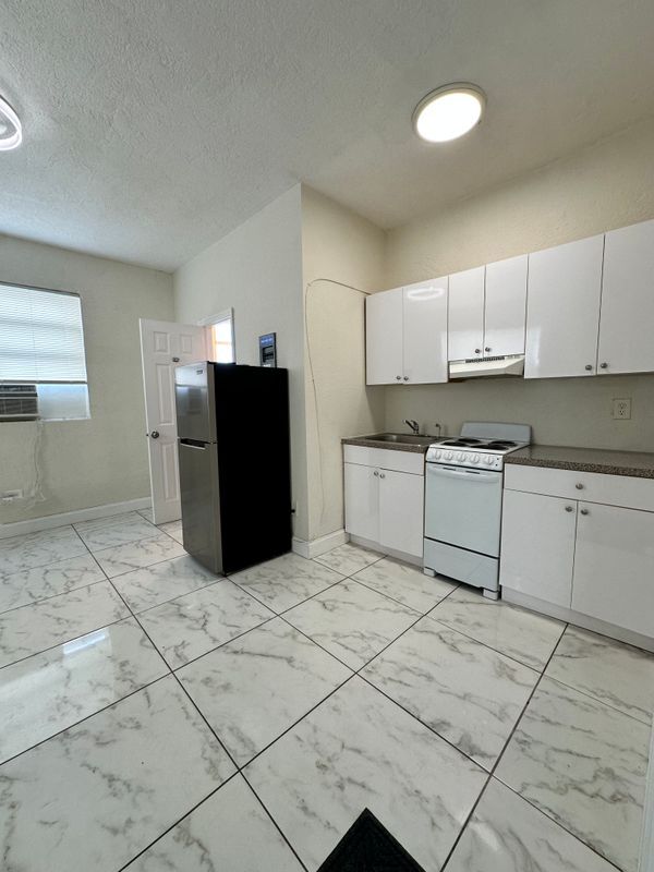 912 NW 9th Ave in Hallandale Beach, FL - Building Photo - Building Photo