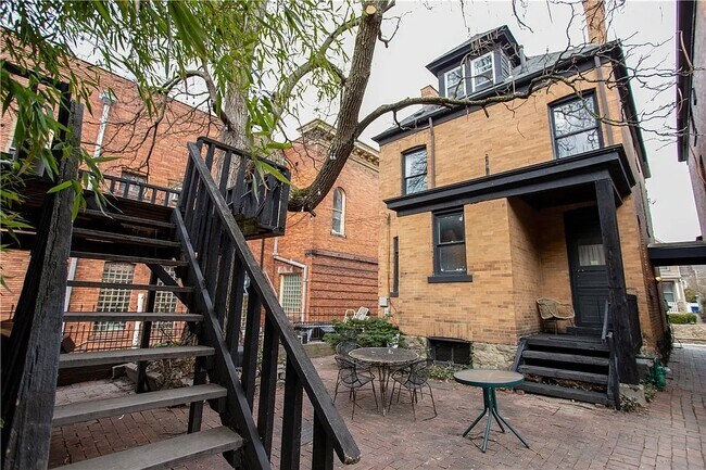710 Filbert St, Unit 2 in Pittsburgh, PA - Foto de edificio - Building Photo