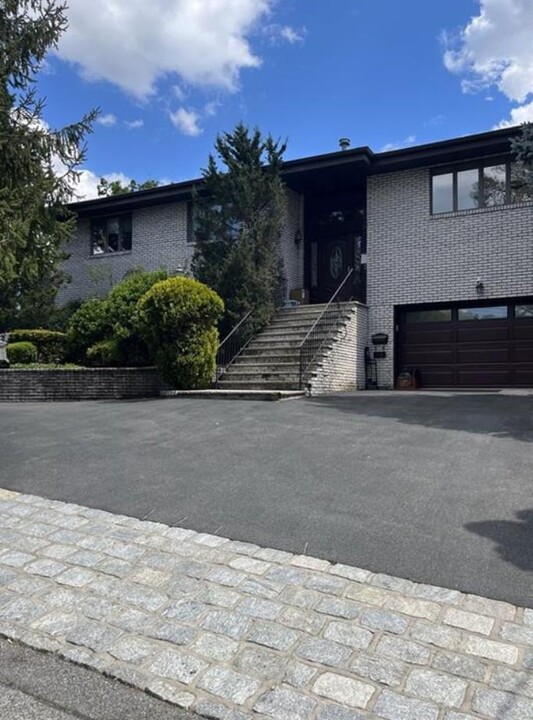 74 Ardell Rd in Bronxville, NY - Building Photo