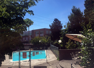 Hollywood Towne House Apartments in Portland, OR - Foto de edificio - Building Photo