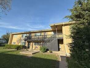593 Park Plz, Unit 1 in Glen Ellyn, IL - Building Photo - Building Photo