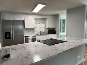 24007 River Rd in Astor, FL - Foto de edificio - Building Photo