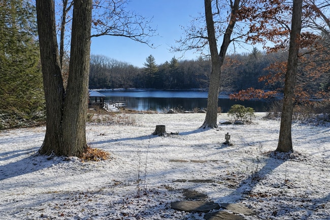 45 Hoppen Rd in New Hartford, CT - Foto de edificio - Building Photo