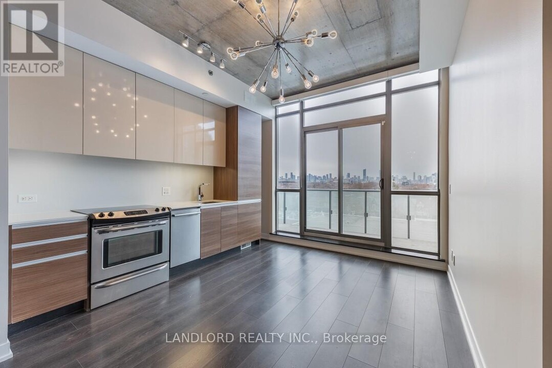 8-608 Gladstone Ave in Toronto, ON - Building Photo