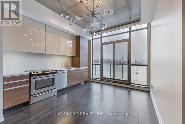 8-608 Gladstone Ave