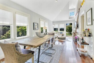 10 Henry St in Southampton, NY - Building Photo - Building Photo