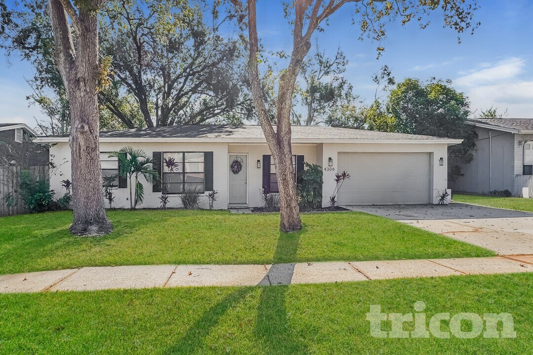 4306 Woodlark Dr in Tampa, FL - Foto de edificio