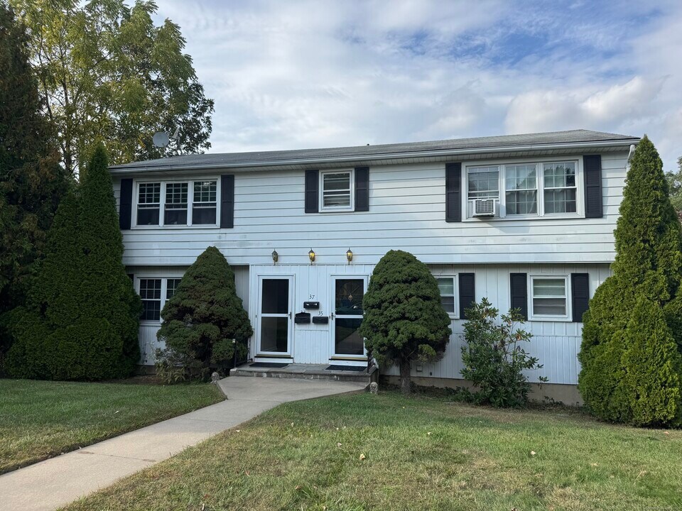 33 Caswell Ave in Bristol, CT - Building Photo