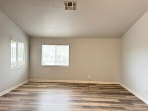 678 Anemone Ln in Henderson, NV - Building Photo - Building Photo
