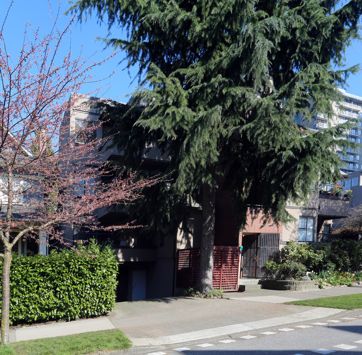 1517 Comox St in Vancouver, BC - Building Photo