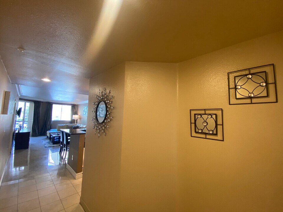 260 E Flamingo Rd in Las Vegas, NV - Building Photo