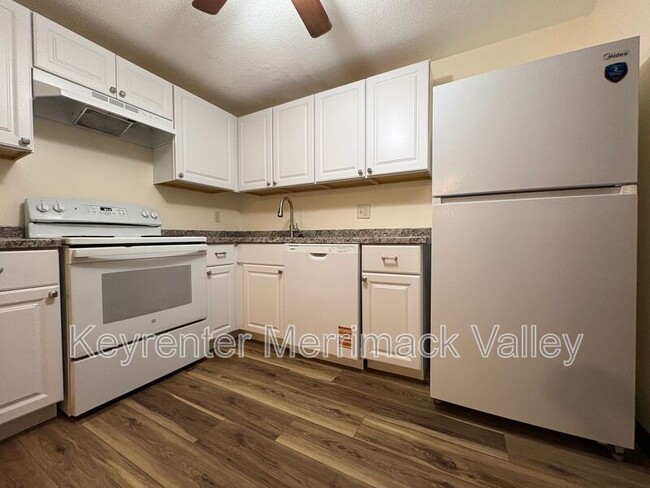 700 Robbins Ave in Dracut, MA - Building Photo - Building Photo