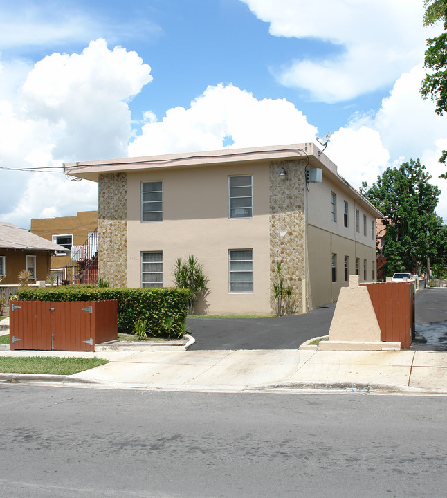 1261 SW 5th St in Miami, FL - Foto de edificio