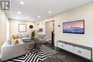 703 Rayner Ct in Milton, ON - Building Photo