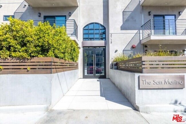 3715 San Marino St in Los Angeles, CA - Building Photo - Building Photo