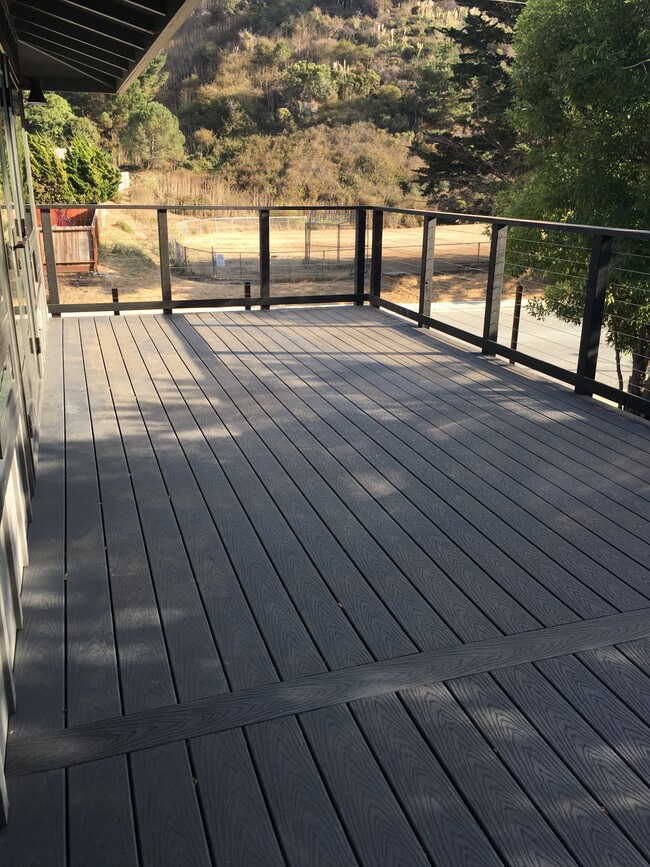 1011 Big Bend Dr in Pacifica, CA - Foto de edificio - Building Photo