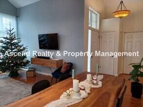 22923 SW Hosler Way in Sherwood, OR - Building Photo - Building Photo