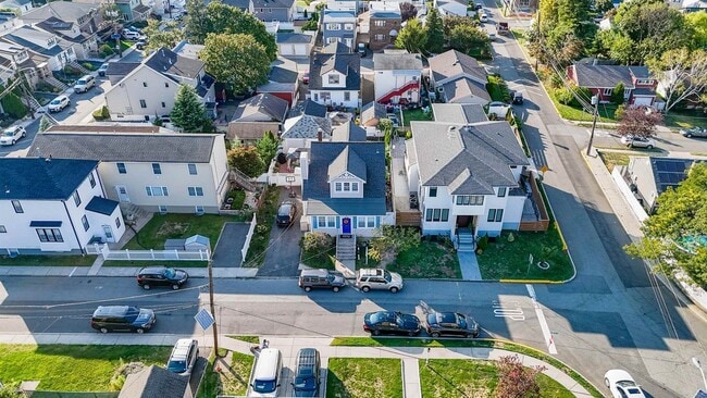 1041 Stonewall Ln in Secaucus, NJ - Building Photo - Building Photo