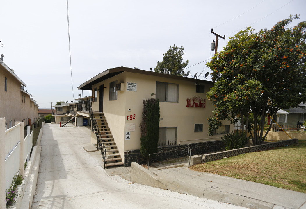 692 E Pine St in Altadena, CA - Building Photo