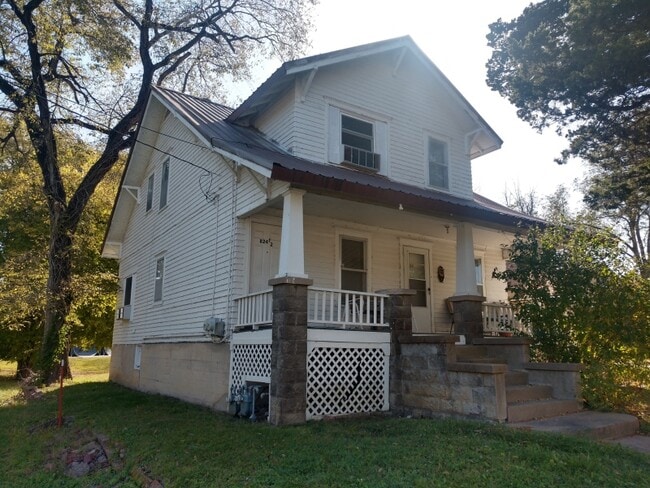 property at 824 N Pennsylvania Ave