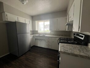 215 Miriam Dr, Unit D in Waterloo, IA - Building Photo - Building Photo