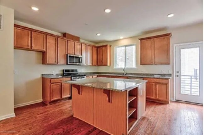 6 Bond St in North Brunswick, NJ - Foto de edificio - Building Photo
