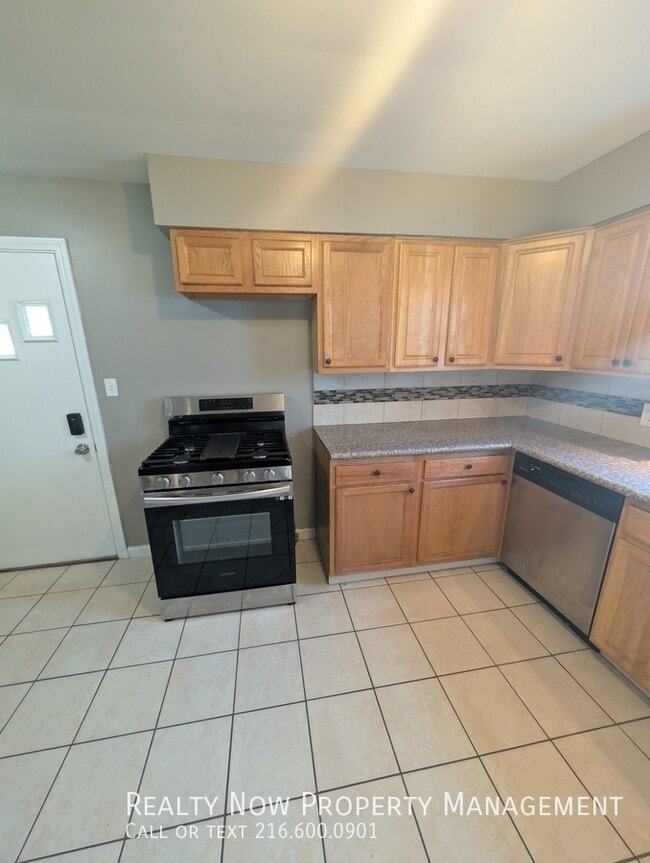 14804 Rockside Rd in Maple Heights, OH - Building Photo - Building Photo