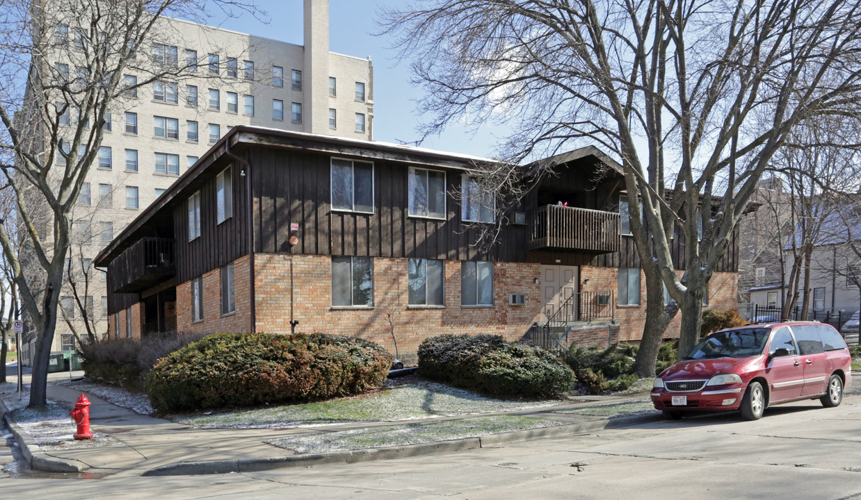 3030 W Michigan St in Milwaukee, WI - Foto de edificio