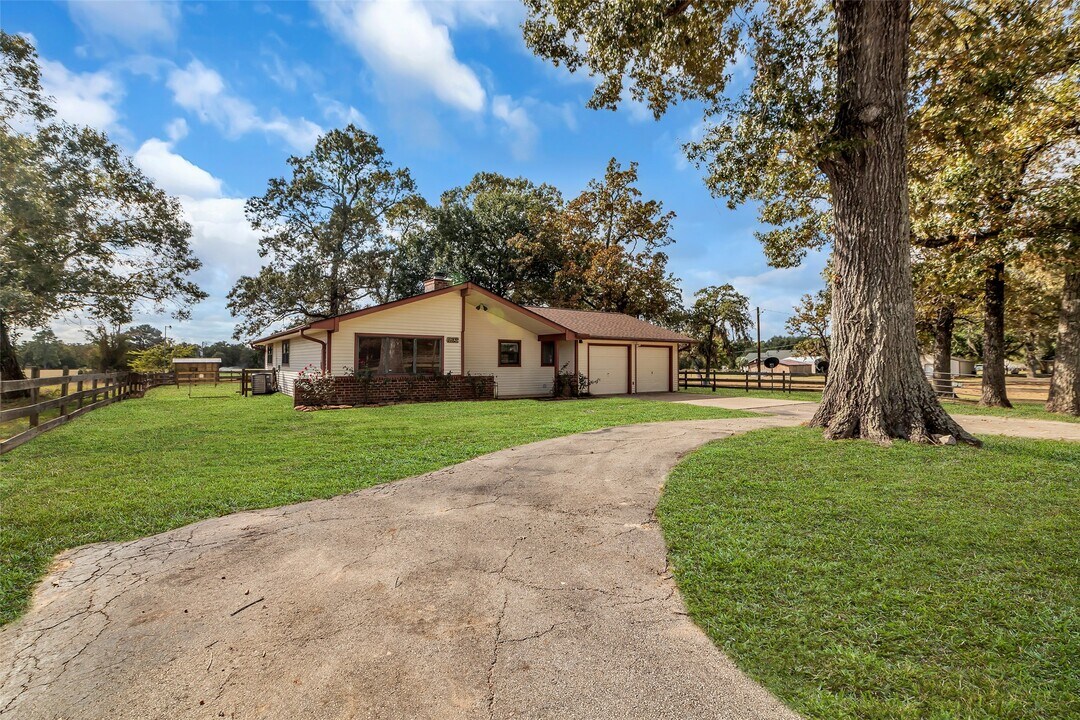 17831 W Farm To Market 1097 in Montgomery, TX - Building Photo