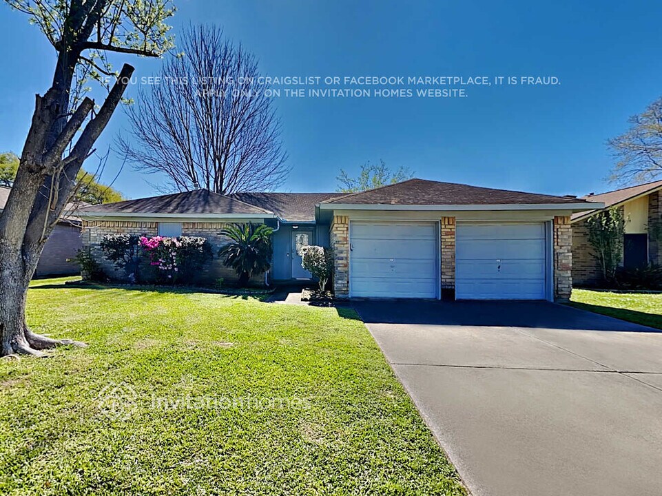 410 Buoy Rd in Webster, TX - Foto de edificio