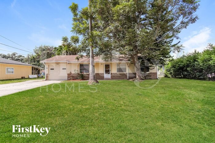 705 Vincent Dr in Mount Dora, FL - Building Photo