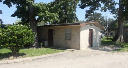 Oakland Apartments & Cottages in Baton Rouge, LA - Building Photo - Building Photo