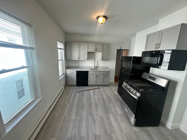 61 Webster Ave, Unit 3R in Somerville, MA - Building Photo - Building Photo
