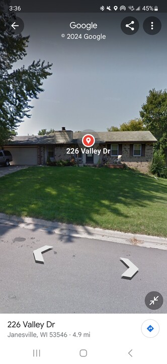 226 Valley Dr in Janesville, WI - Foto de edificio