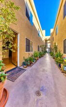 1040 N Gardner St in West Hollywood, CA - Building Photo - Building Photo