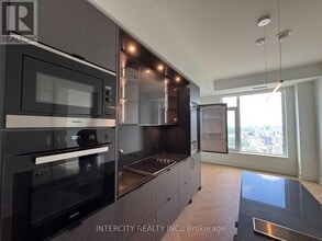 11 Yorkville Ave in Toronto, ON - Building Photo - Building Photo