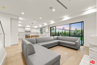 8065 Lloyd Ave in Los Angeles, CA - Building Photo - Building Photo