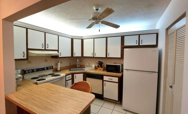 134 Lake Pine Cir in Greenacres, FL - Building Photo - Building Photo