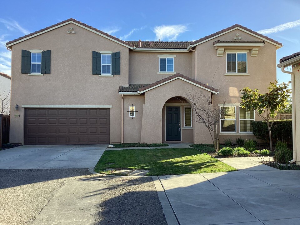 1229 Meridian Way in Lompoc, CA - Foto de edificio