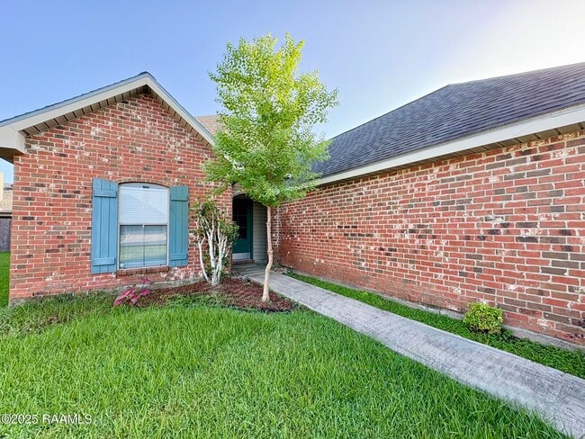 121 Troubadore Dr in Youngsville, LA - Building Photo - Building Photo