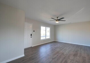 1511 Paradise Ln in Los Banos, CA - Building Photo - Building Photo