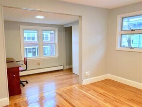 62 Woods Ave, Unit 2 in Somerville, MA - Foto de edificio - Building Photo