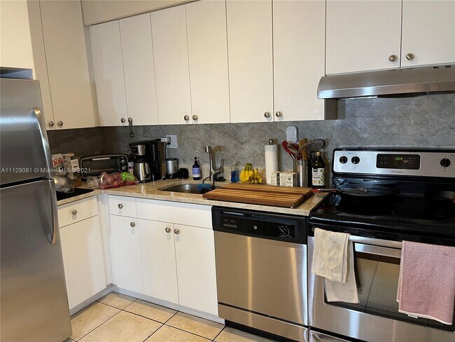 5495 SW 80th St-Unit -5495 in Miami, FL - Building Photo - Building Photo