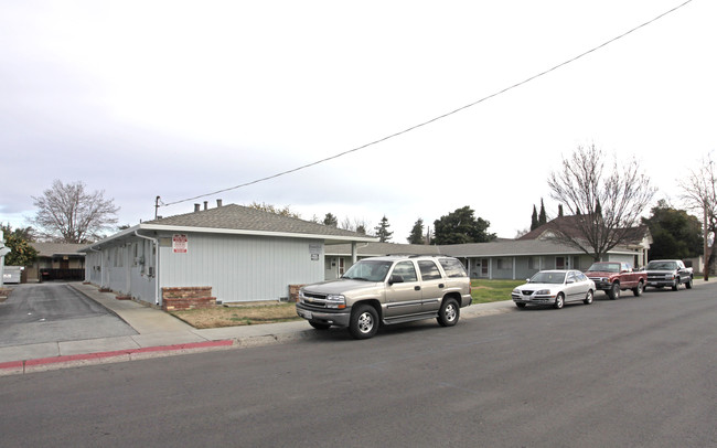 Granada Court in Hollister, CA - Building Photo - Building Photo