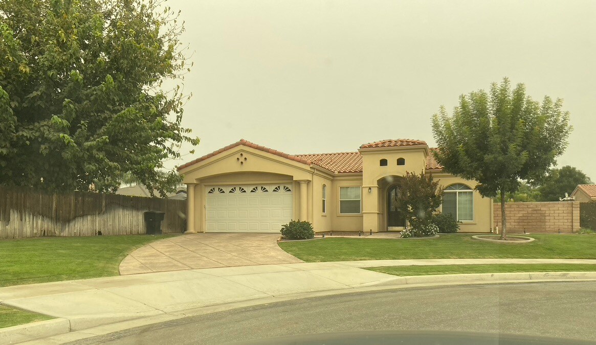 1102 Via Santorini Ct in Wasco, CA - Building Photo