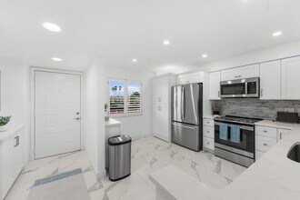 6936 Huntington Ln in Delray Beach, FL - Building Photo - Building Photo