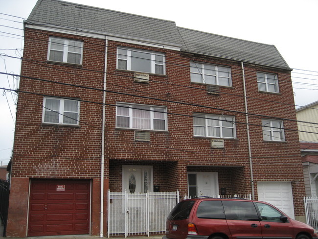 5705 Van Doren St in Flushing, NY - Foto de edificio - Building Photo