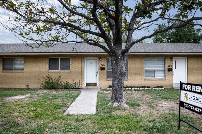706 W 10th St in Del Rio, TX - Building Photo - Building Photo