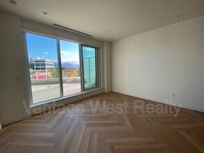 3340-3340 Lakeshore Rd in Kelowna, BC - Building Photo - Building Photo